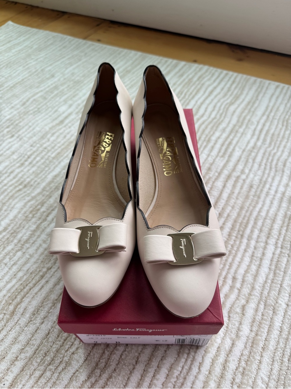 Salvatore Ferragamo Vara Bow Pumps in Light Pink / Beige Scalloped Size 9.5 - Picture 4 of 4